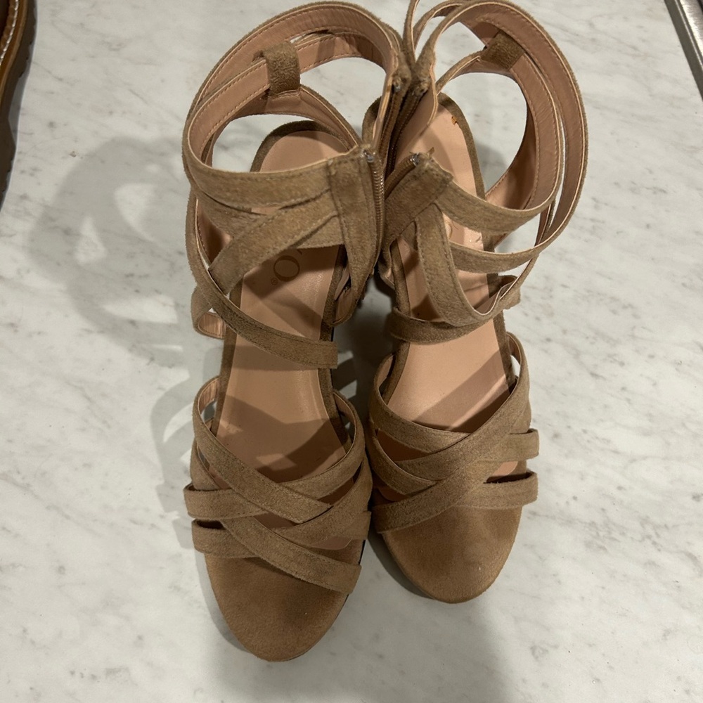 XOXO Tan Strappy Block Heel Sandals - Picture 3 of 4